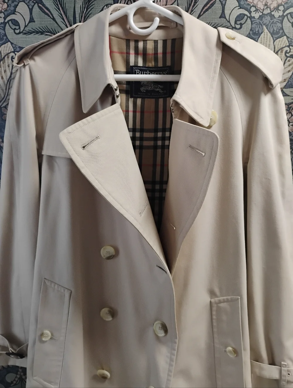 Vintage Burberry Classic Beige Trench Coat - Timeless Women's Outerwear - Picture 9 of 16